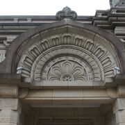 築地本願寺の屋根や入口の上に菩提樹モチーフデザイン。