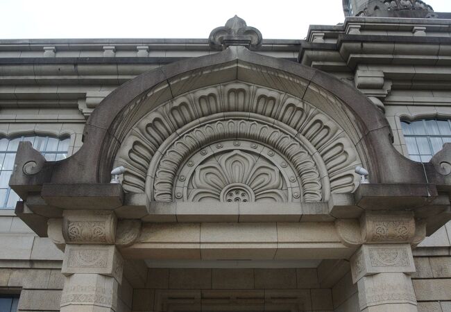 築地本願寺の屋根や入口の上に菩提樹モチーフデザイン。