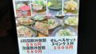 お土産屋さんが並ぶ通りを路地裏に入ると昼間から「せんべろ」の居酒屋さんが賑わっていました