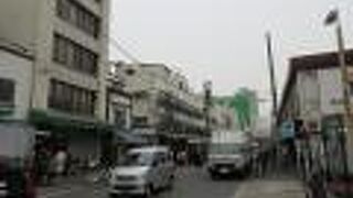 この通りに面してツーリストインフォメーションなどもあって、外国からのお客さんも大勢見かけました。