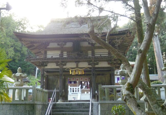 楼門は鎌倉初期の建造とされ、滋賀県内では最古