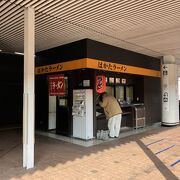 博多駅1.2番線ホームで立ち食い博多ラーメンが美味い