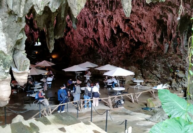 通常は、ガンガラーの谷のツアー参加者のみが利用できる鍾乳洞カフェです