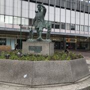 岡山駅東口前広場には桃太郎像と噴水