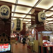 歌舞伎関連商品が多いですが、それにこだわらず和風小物など手ごろな値段の商品も多く、とても賑わっていました。