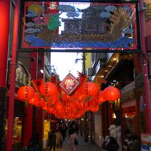 会場への飲食店街