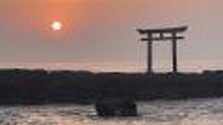 岩場の鳥居と朝日