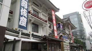 内外問わず観光客も多く、大勢の方がスマホを向けているのが印象的でした。