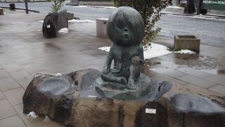 道の両側にいろいろな妖怪のキャラクター像がある