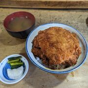 A popular small diner where only Waraji katsu-don is served