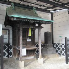 キッコウマンの工場前にある庚申塔