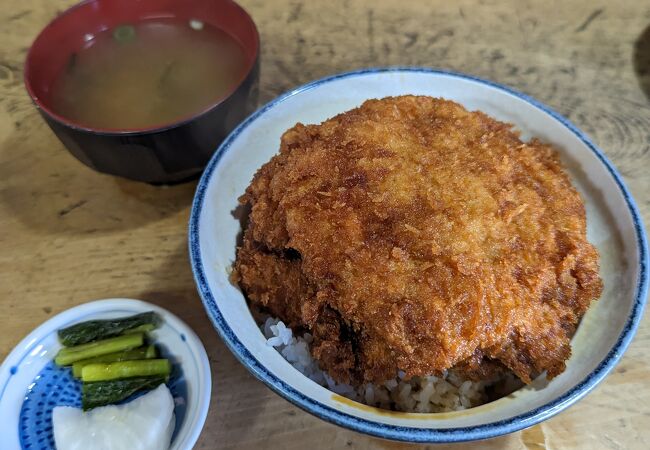 A popular small diner where only Waraji katsu-don is served