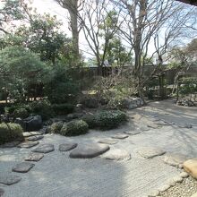 双樹亭内部からの枯山水庭園
