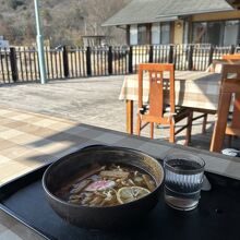 外ベンチで佐野ラーメン