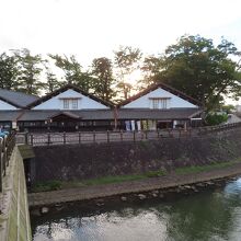 川越しに見る倉庫