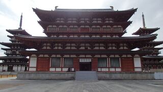 東塔、西塔、二つの塔を見比べ