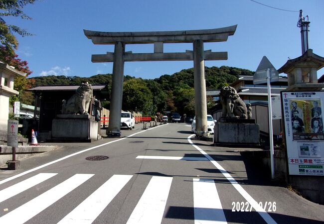 最初は維新の霊を奉祀するためにつくられました。