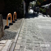 高台寺の西側を通る石畳の道です。