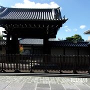 織田信長と子の信忠の菩提をともらうために建てられた寺です。