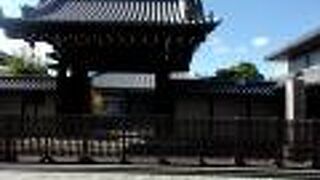 織田信長と子の信忠の菩提をともらうために建てられた寺です。