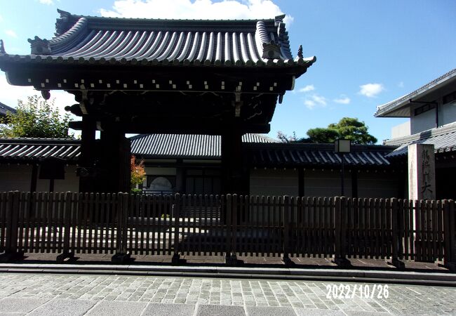 織田信長と子の信忠の菩提をともらうために建てられた寺です。