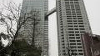 ０年近く前に開業したビルですが、上層階に適度に凹凸を効かせたデザインは、今でも新しく感じられます。