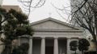 居留地中央通りを南下し、居留地通りに交わる交差点の手前で、ギリシア神殿を思わせる白亜の教会を見つけました。