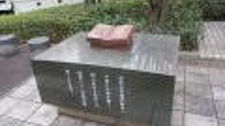 聖路加国際病院の南側の聖ルカ通りと居留地中央通りの交わる場所