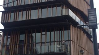 このビルの２階から雷門が良く見えます