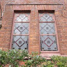 大きな窓、ステンドガラスに…