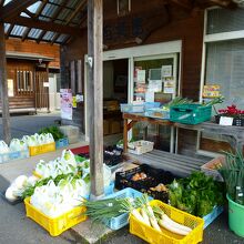 季節の野菜などが並びます