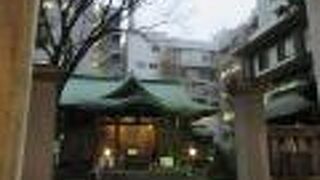 大きく見ごたえのある青銅葺きの屋根が特徴の本殿