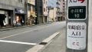 電信柱にひっそりと