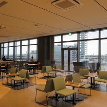 2面がガラス張りの明るく綺麗なラウンジでした