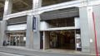 JR姫路駅の高架下にある商業施設です