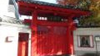 朱色も鮮やかな山門