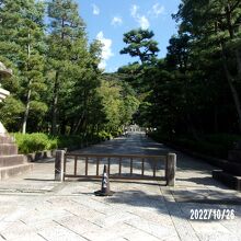 奥に御廟があります。