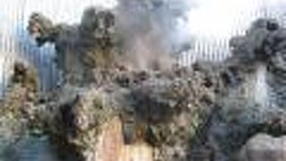 人工的に噴出させているとか