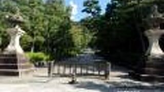 浄土真宗の宗祖である親鸞の御廟があります。