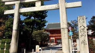 八坂さんといわれ京都の人々に慕われています。