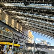大阪駅の線路の上に架かる大屋根です