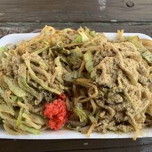 焼きそば　ソース味と塩味のハーフ＆ハーフ