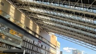 大阪駅の線路の上に架かる大屋根です