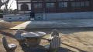 おもしろい椅子とテーブル