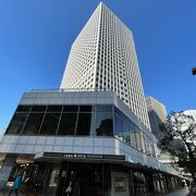 大阪駅前に建つビルの一つ