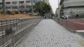 歌舞伎座や築地の本願寺などの主要スポットからは離れており、観光客の姿は見られませんでした。