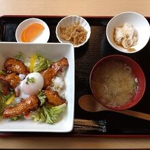 鮭ザンギ丼だそうです。甘すぎる。