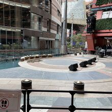 真ん中が吹き抜けになっている