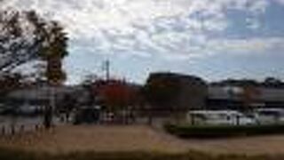 木のぬくもりのある新しい図書館