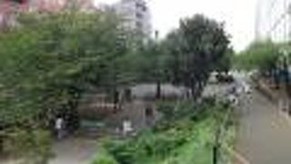 緑の豊かな細長く延びる公園